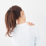 デスクワークの多い女性は要注意！「肩こり」の原因と症状！